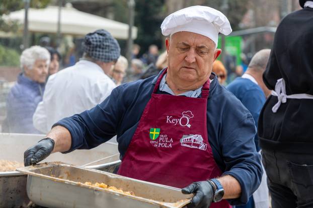 Pula:  500 besplatnih porcija “Lovačkog doručka” podjeljeno na slast prisutnim puljanima