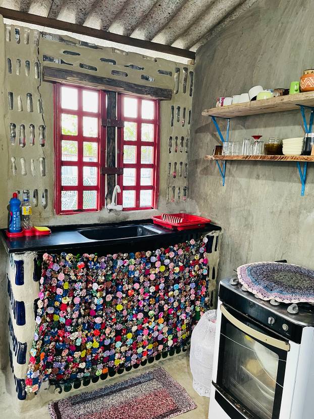 Oduševile svijet! Mama i kći od 8.000 odbačenih staklenih boca izgradile su inovativan dom