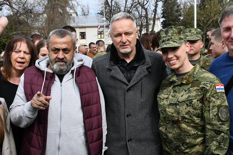 Na svečanoj prisegi ročnika u Požegi pozornost je privukla Diva Perković, kći pjevača Marka Perkovića Thompsona