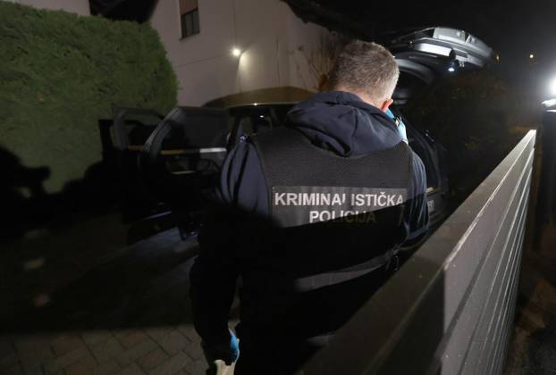 Inspektori ispred kuće Andrije Mikulića detaljno pretražili njegov automobil