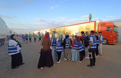 FOTO Kamioni s humanitarnom pomoći gomilaju se kod Rafaha, tisuće čekaju otvaranje prijelaza
