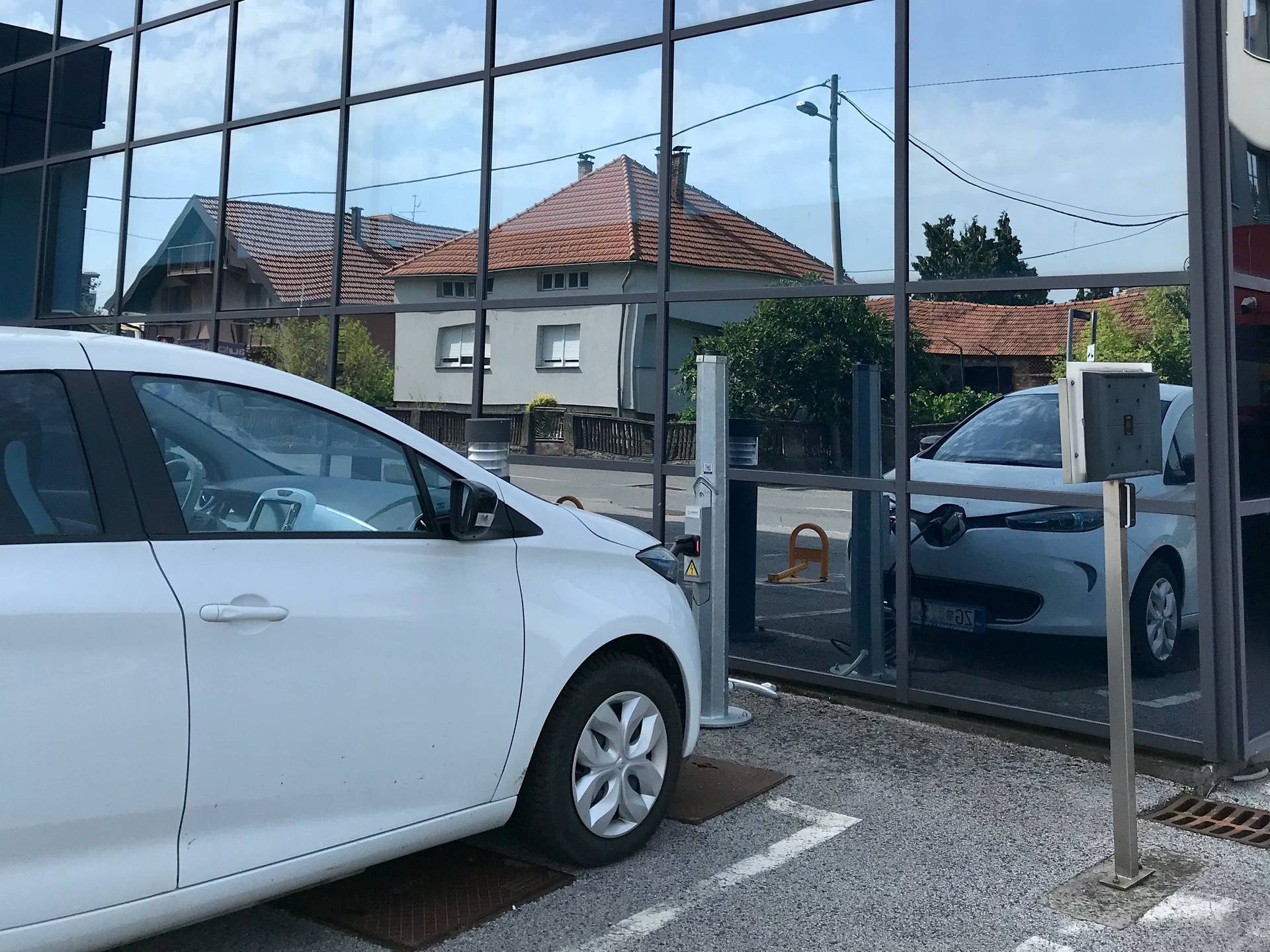 U Buzinu postavili prvi punjač za električne aute u rasvjetnom stupu, žele ih ugraditi 100.000