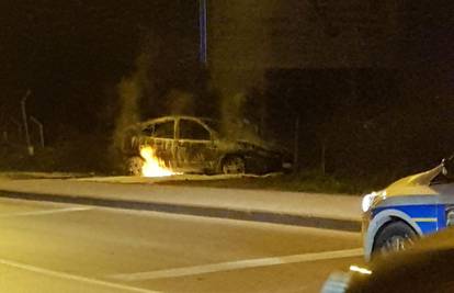 Zapalio se auto u Zadru: 'Čuli smo 'bum' i vidjeli velik požar'
