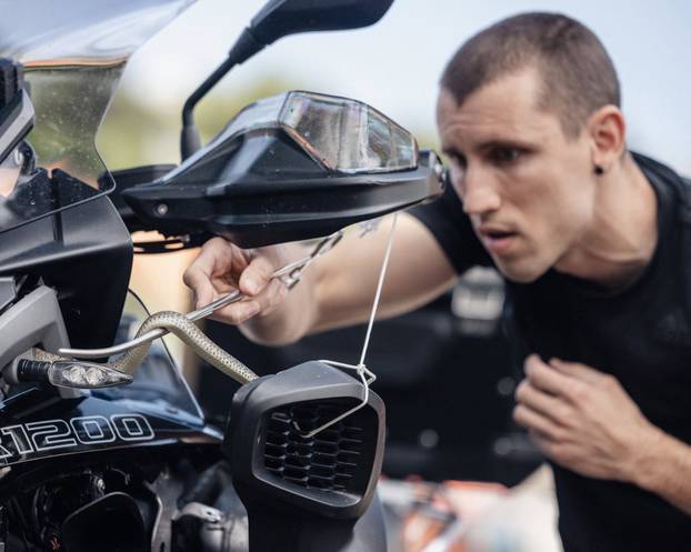 Zmija mu se zavukla u motocikl, vatrogasci odmah intervenirali: 'Iznenadila ga tijekom vožnje!'