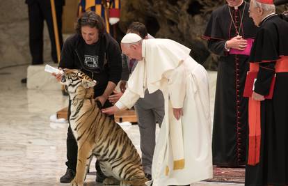 Zabavljači na audijenciji: Papu Franju je oduševio mladi tigar