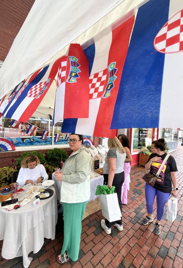 SP 2026 Alexandria: Veoma uočljiv štand sa mnoštvom hrvatskih zastava osvanuo u glavnoj ulici