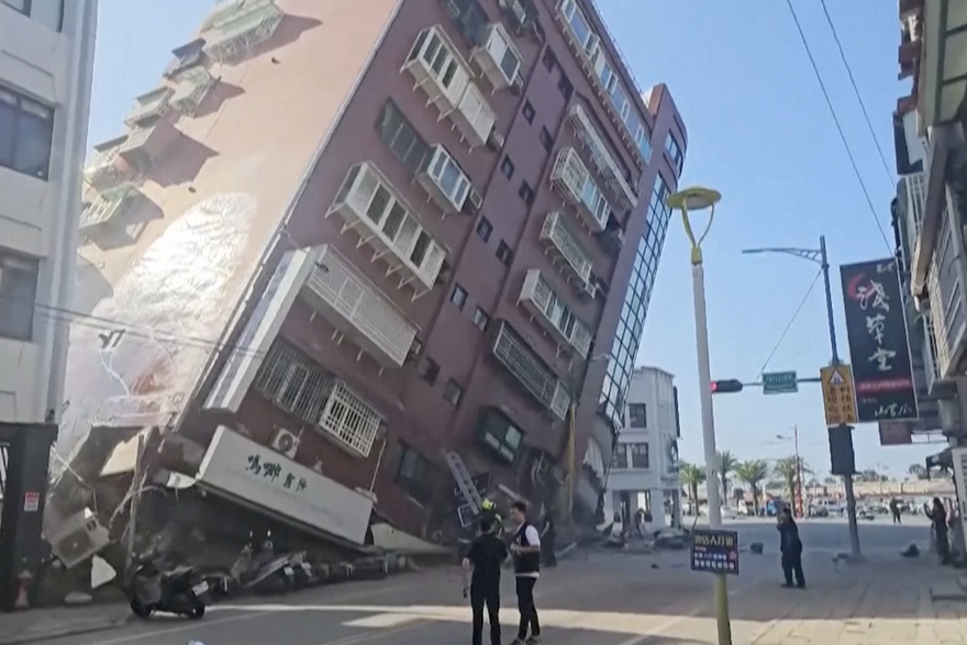 Hitne službe na Tajvanu tragaju za zatočenima pod ruševinama nakon potresa od 7,4 po Richteru