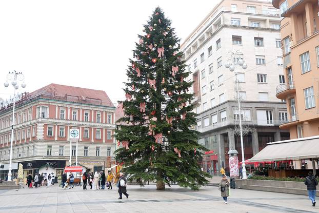 Zagreb: Bor na Jelačićevom trgu kao i prošlih godina ukrašen motivima Zagreba