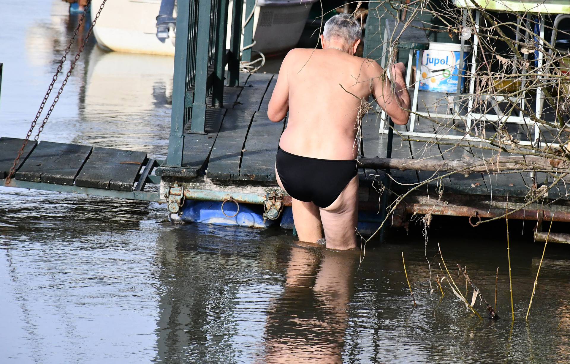 Slavonski Brod: Zvonimir Karadža Kara i ove se godine na Silvestrovo okupao u hladnoj Savi