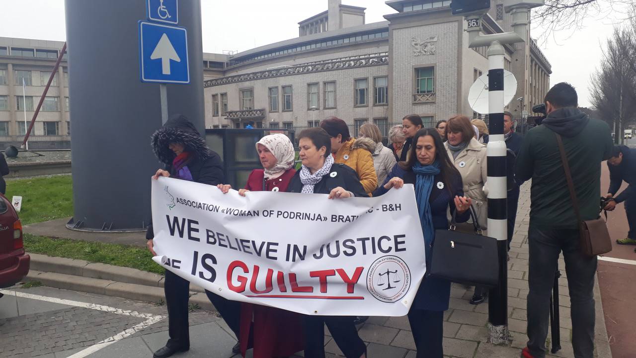 Gromoglasan pljesak u sudnici: Karadžiću dali doživotnu kaznu