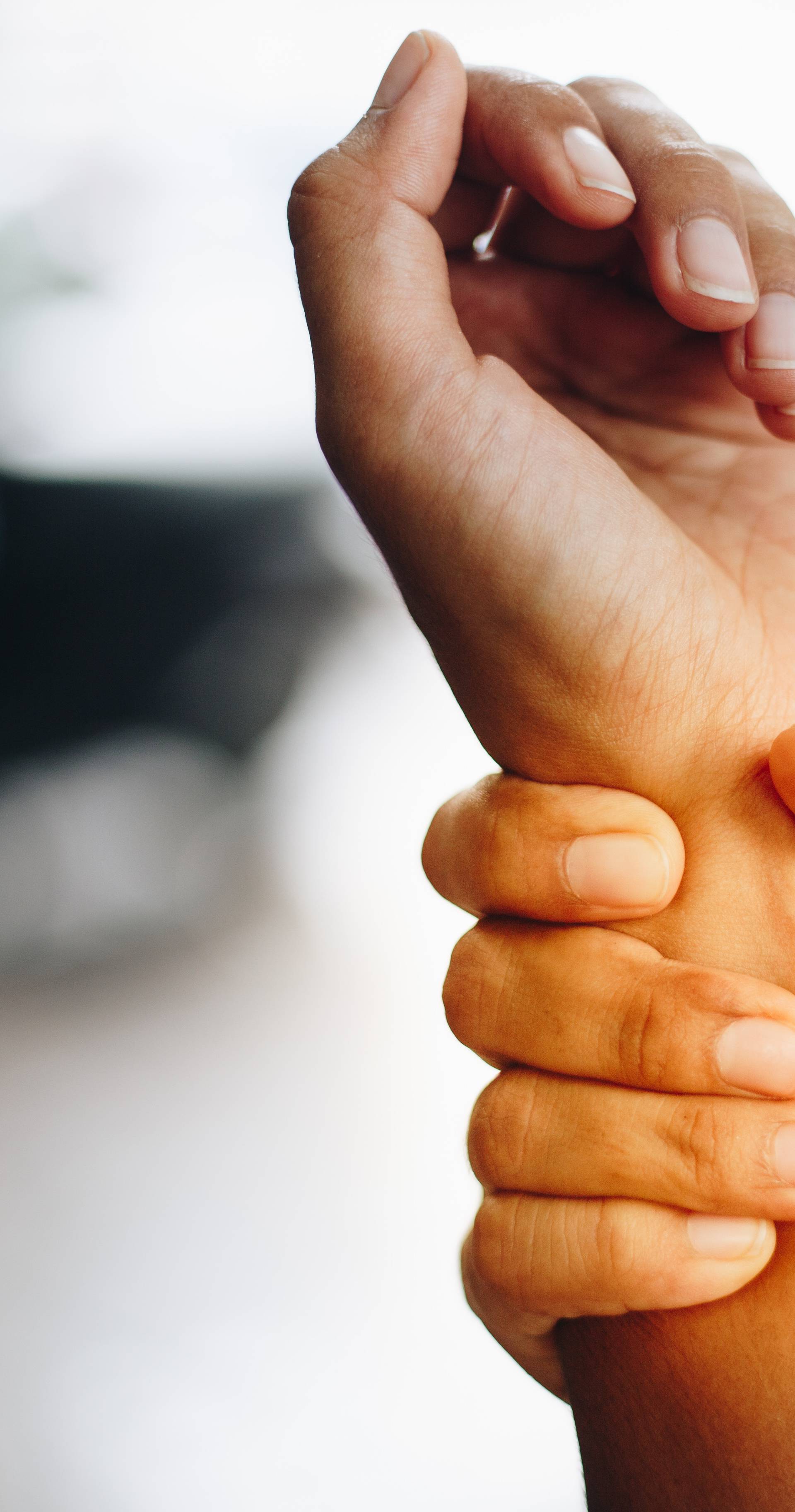 Pucketanje prstima: Koliko je opasno i uzrokuje li artritis?