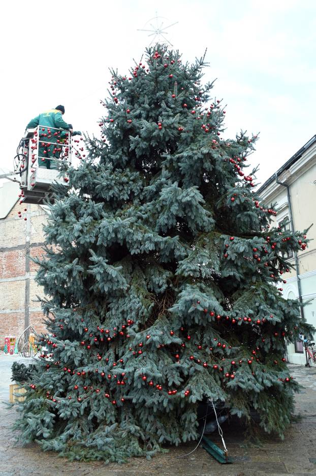 Sisak: Ukrašavanje božićnog drveta u središtu grada