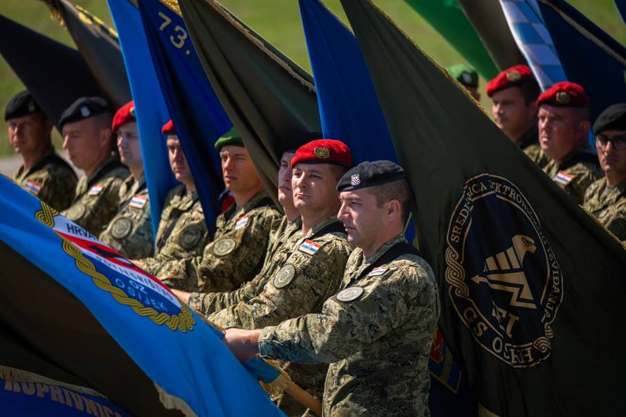 Velika Gorica: Uvježbavanje pješačkih postroja Hrvatske vojske za svečani vojni mimohod