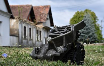 Slike strave i užasa: Poginuli mladići imali su 17 i 23 godine, motor je izletio iz automobila