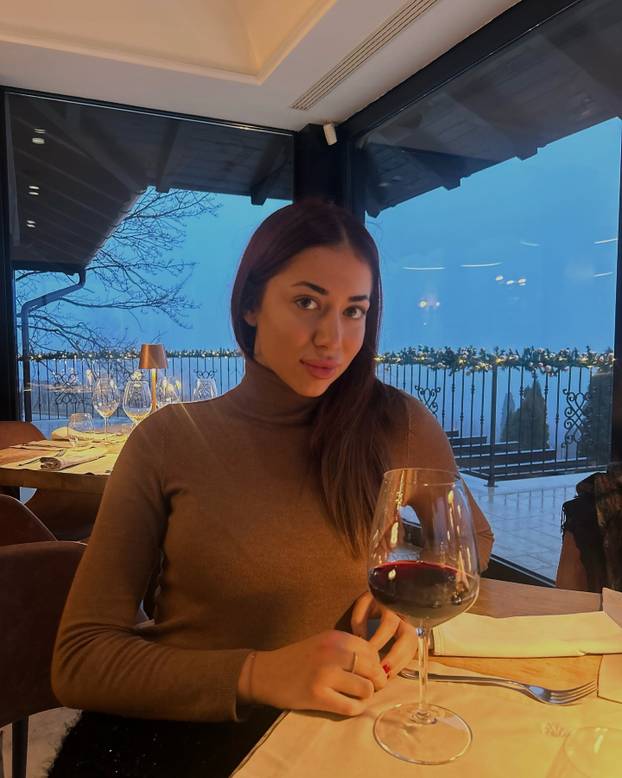 FOTO MMA voditeljica iz Srbije imponirala visinom u Zagrebu