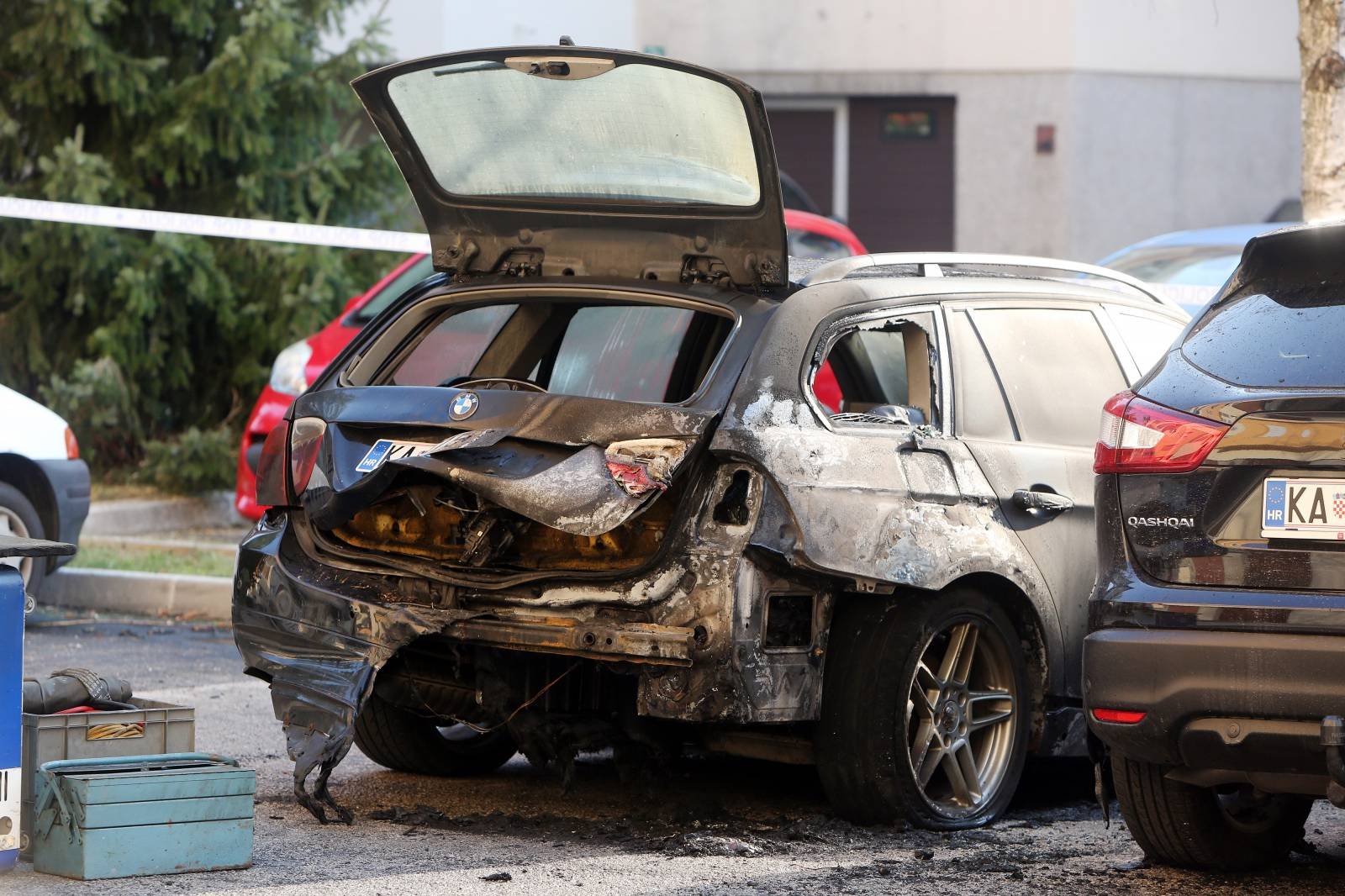 Karlovac: Zapalio se osobni automobil koji je potpuno izgorio, oÅ¡teÄeni i okolni autmobili