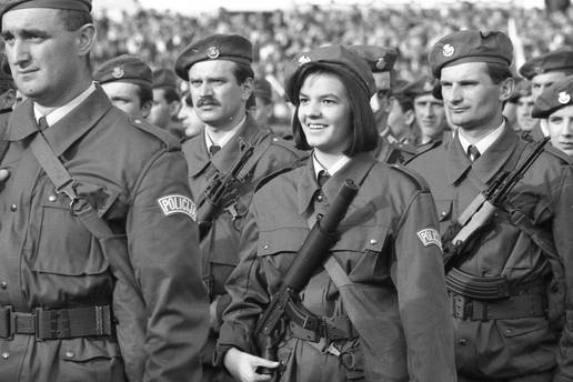 FOTO: OVAKO JE TO BILO 1991. Pripadnici ZNG u Kranj&ccaron;evi&cacute;evoj postrojili se pred Tu&dstrok;manom