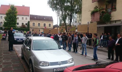 Prosvjed pred stanom ministra Zmajlovića: Dajte da beremo 