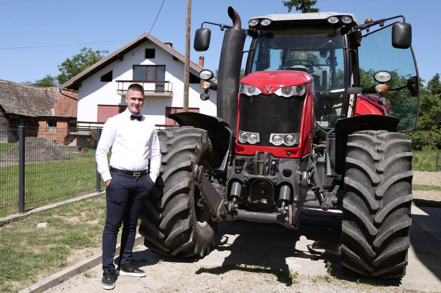 24sata Rugvica: Maturant iz Ježeva, traktorom do Građevinske škole na maturalnu večer