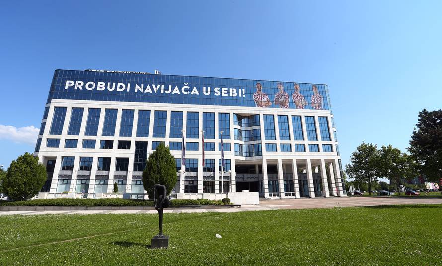 Oteli HDZ-u: Most i Orešković preuzeli hrvatske ključeve Ine