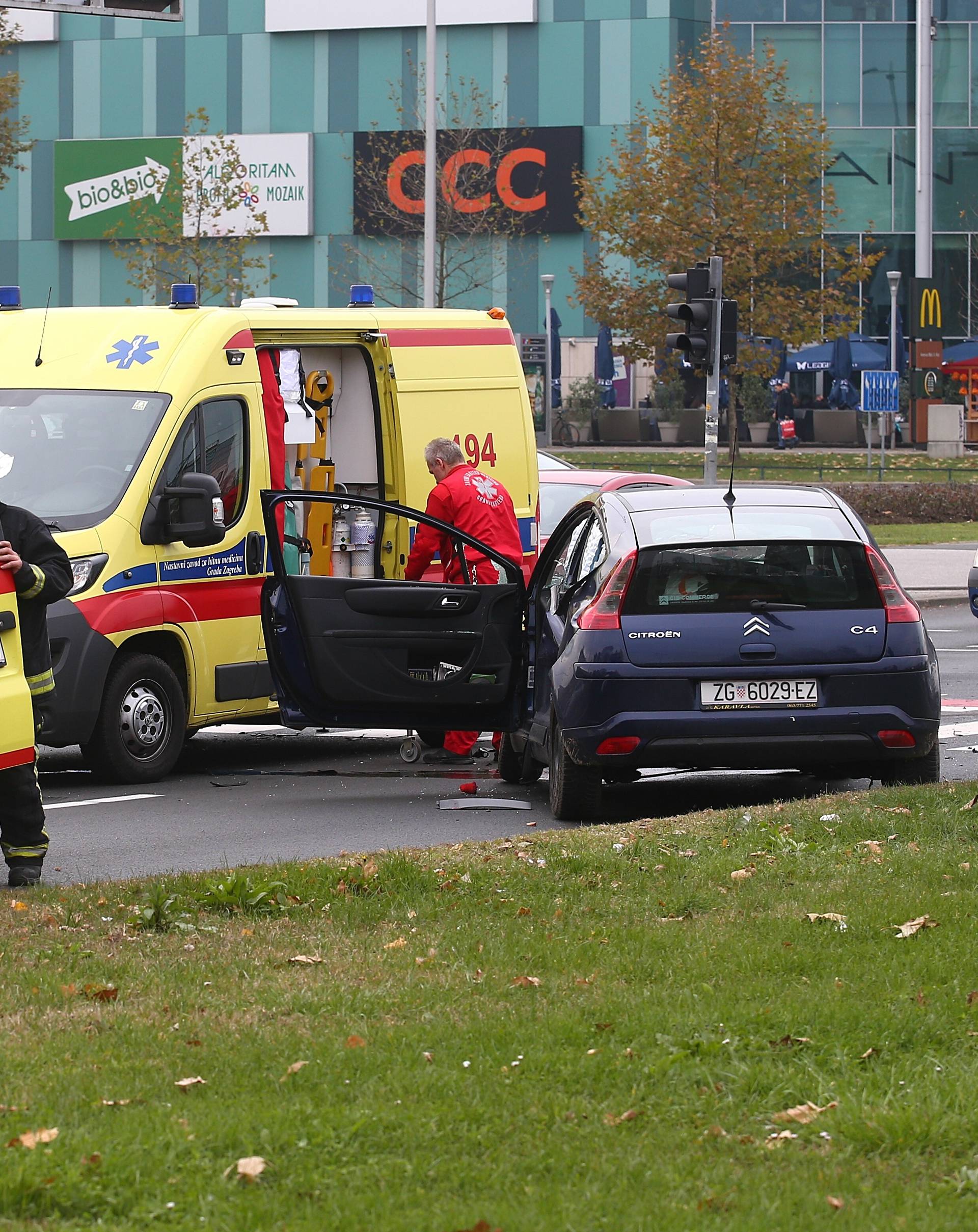 Sudarili se vatrogasni kombi i auto, ozlijeđeno je četvero ljudi