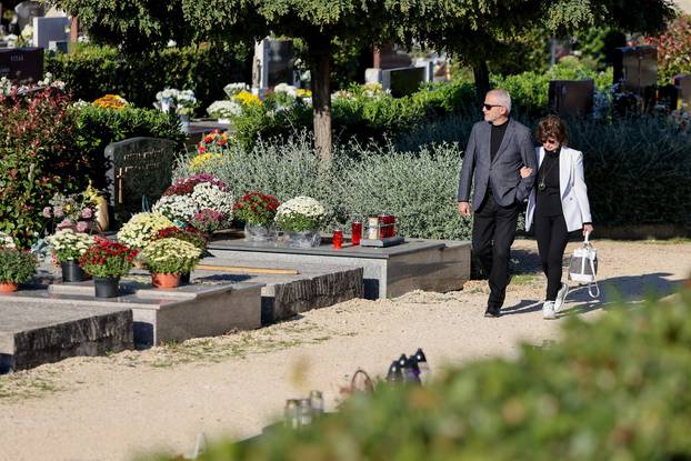 Zadar: Velik broj ljudi na Gradskom groblju povodom blagdana Svih svetih