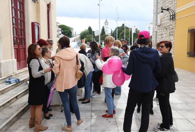 Šibenik: 25. Dan ružičaste vrpce obilježen ispred kazališta edukativnim materijalom i ružičastim vrpcama