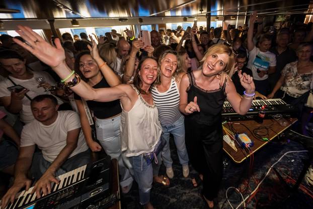 Split: Atmosfera na trajektu koji vozi na koncert Trag u beskraju