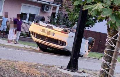 Vozačica Mustanga sletjela s ceste u Čepinu, auto na krovu