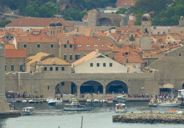 Dubrovnik ljeti, tisuće posjetitelja, ali i bogata ponuda za svakoga