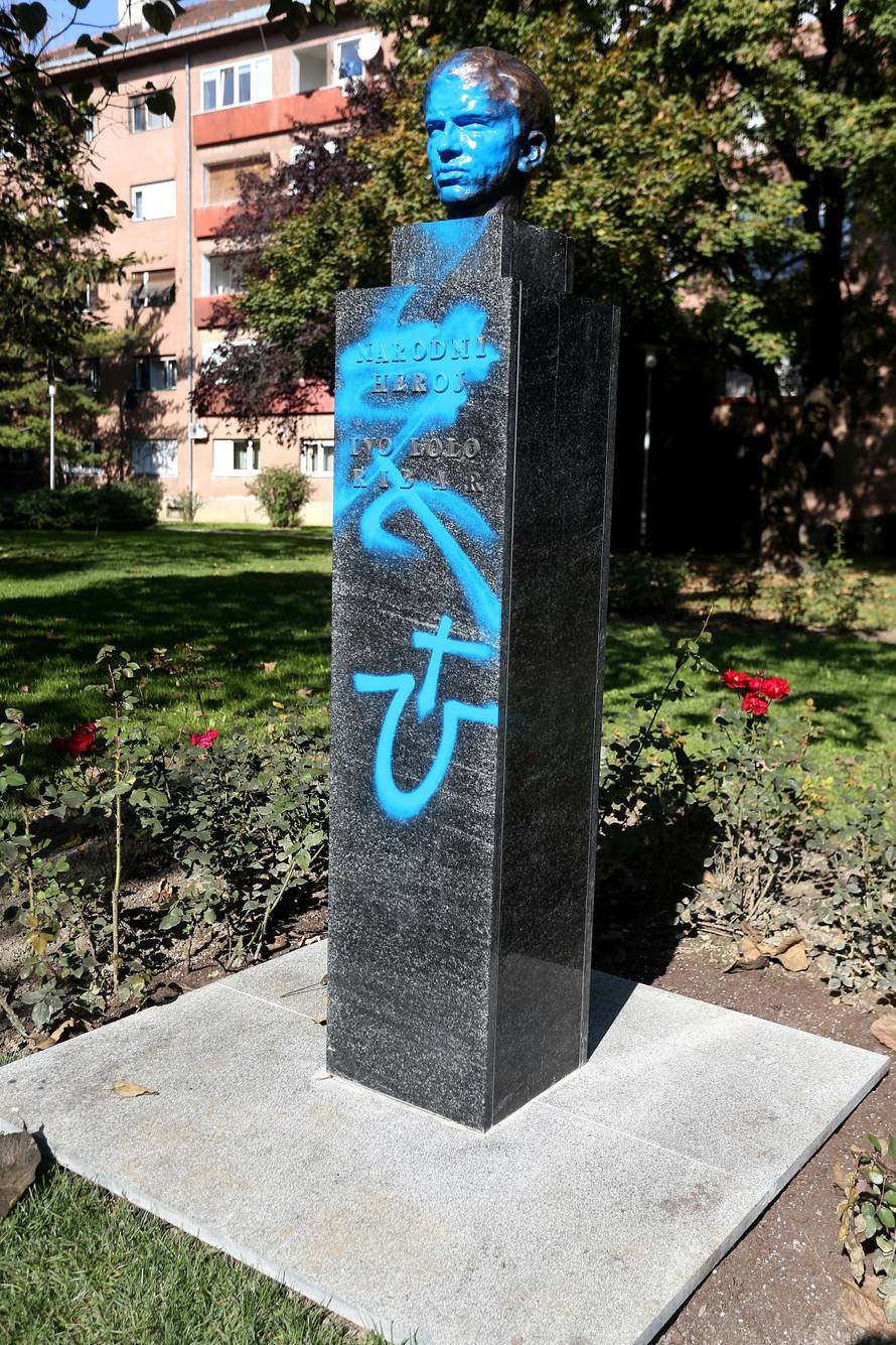 Vandali pošarali bistu Ive Lole Ribara i nacrtali slovo "U"