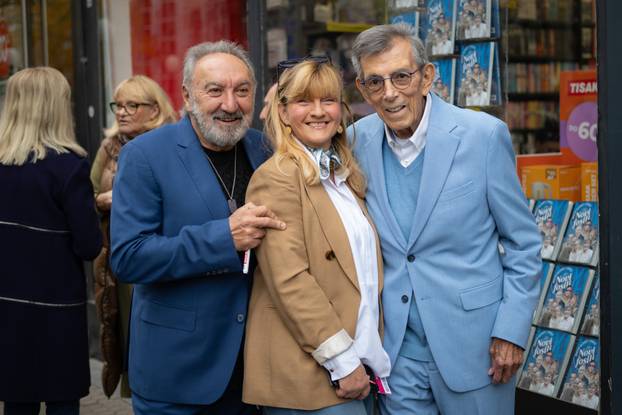 Zagreb: &Ccaron;lanovi benda Novi fosili potpisivali svoju novu knjigu te se dru&zcaron;ili s obo&zcaron;avateljima