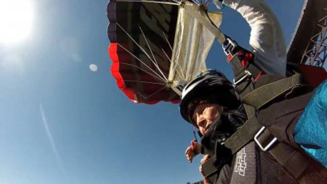 To je proslava: Za 102. rođendan skočila padobranom