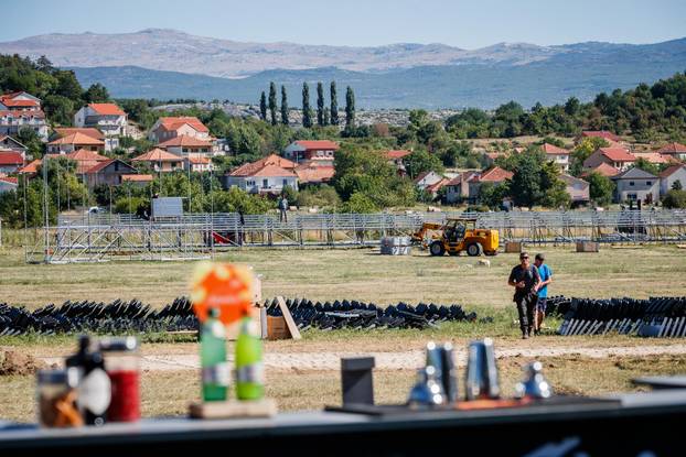 Sinj: Pripreme na Hipodromu za koncert Marka Perkovića Thompsona