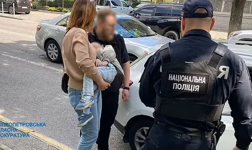 ŠOKANTNO! Majka je pokušala  prodati sina (2) za 21.500 eura. Policija objavila fotke uhićenja