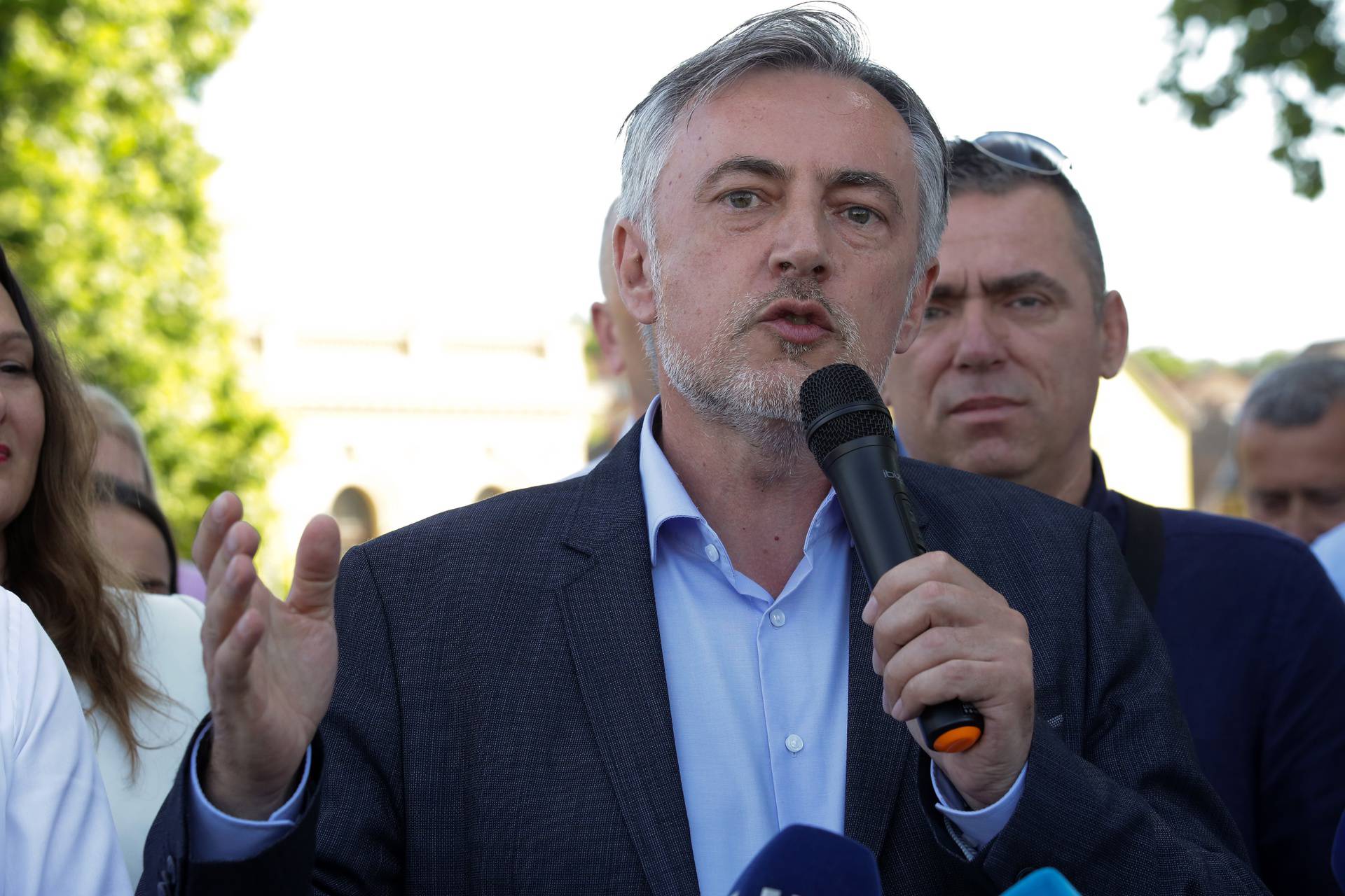 'HDZ i SDP sada pripremaju javnost za veliku koaliciju okupljenu oko srednjeg prsta'