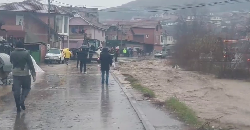 Velike poplave u Srbiji: Bujica odnijela dvoje ljudi, tragaju za njima. Ugrožene su stotine kuća