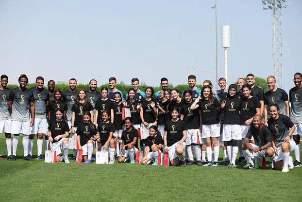 Doha: Hrvatski reprezentativci igrali nogomet s katarskom djecom