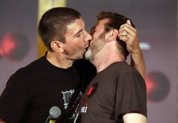 Šibenik: Strastvenim poljupcem i performansom Siniša Labrovi? otvorio festival Fališ