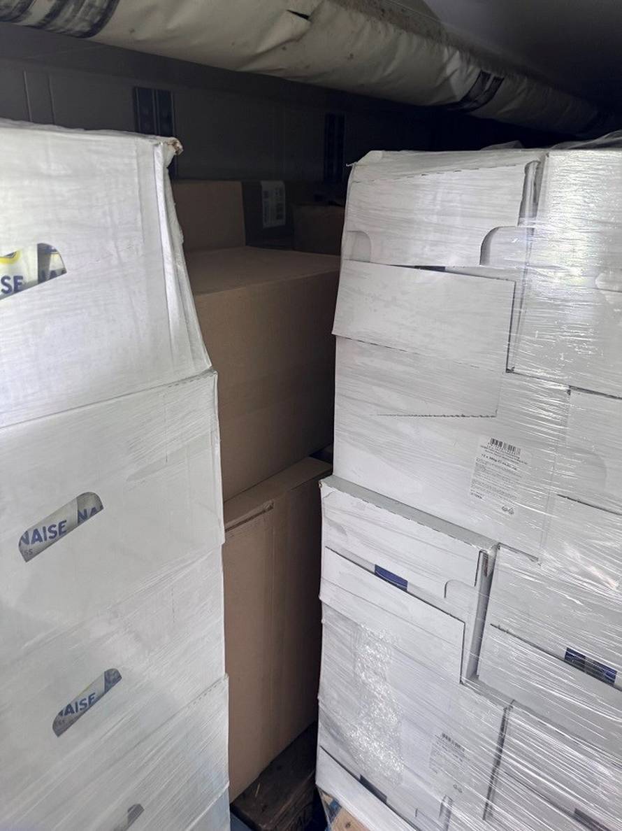 FOTO Srbin na granici prijavio da prevozi  majonezu i senf. Našli mu 240.000 cigareta!