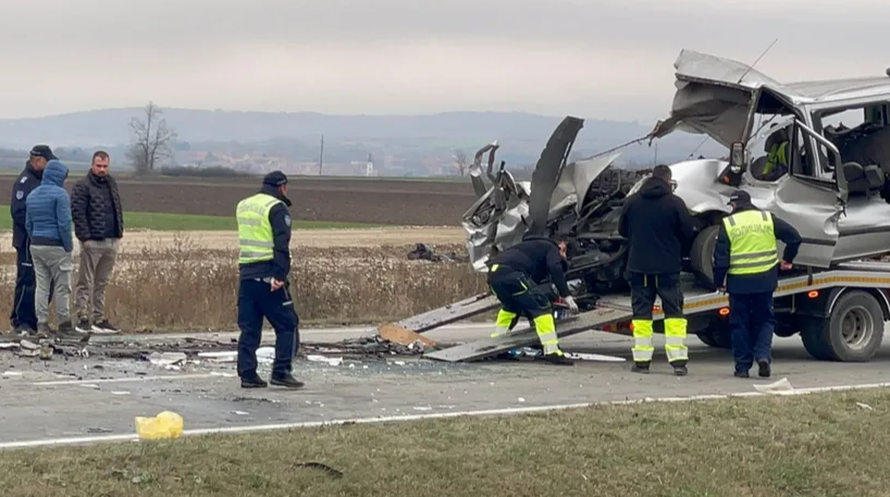 UZNEMIRUJUĆE Prve fotografije užasa u Vojvodini: Kombijem se zabio u valjak. Četvero mrtvih!