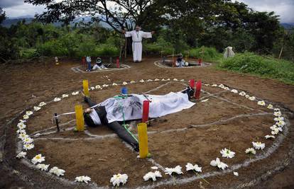 Bizarni ritual: Kolumbijac (50) istjeruje vraga vatrom i blatom