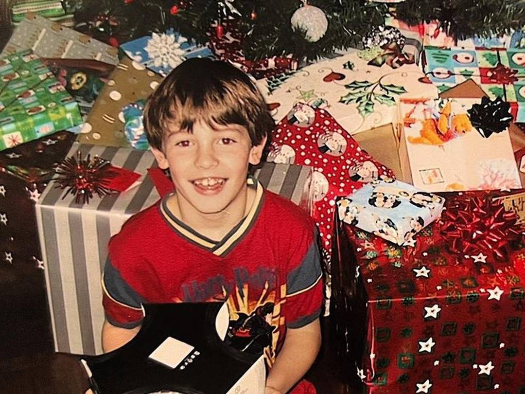 Pop zvijezda raznježila fanove starom božićnom fotkom: Biste li ga prepoznali kao dječaka?