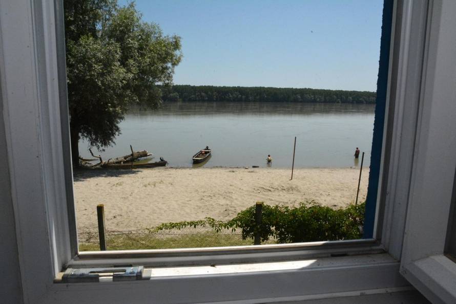 Dalj -  Brod-vikendica usidrena na obali Dunava u Dalju.