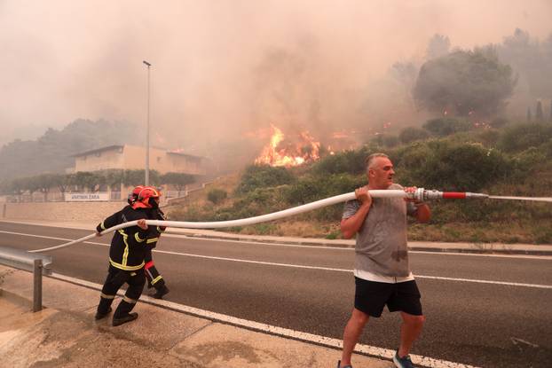 Buknuo veliki požar u Pisku, vatra došla do kuća