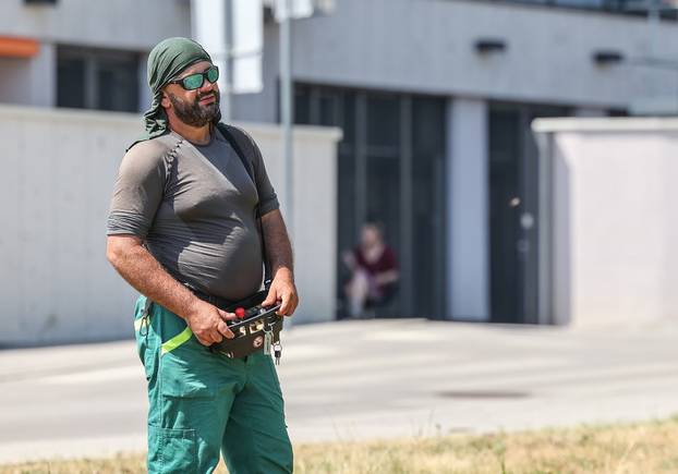 Gračani: Zagrebački Zrinjevac počeo je koristiti kosilice za travu na daljinsko upravljanje