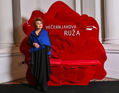 Zagreb: Uzvanici Ve?ernjakove ruže fotografiraju se na stolici "Ve?ernjakova ruža"