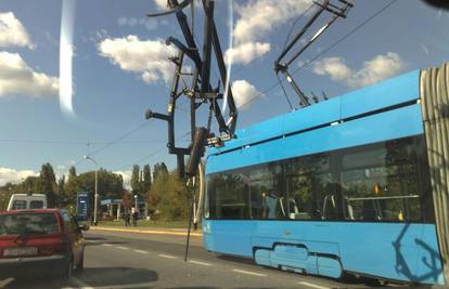 Pantograf tramvaja pao pa zakrčio promet u Zagrebu