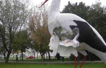 "Roda" opet na meti vandala: Uništili skulpturu u Sl. Brodu