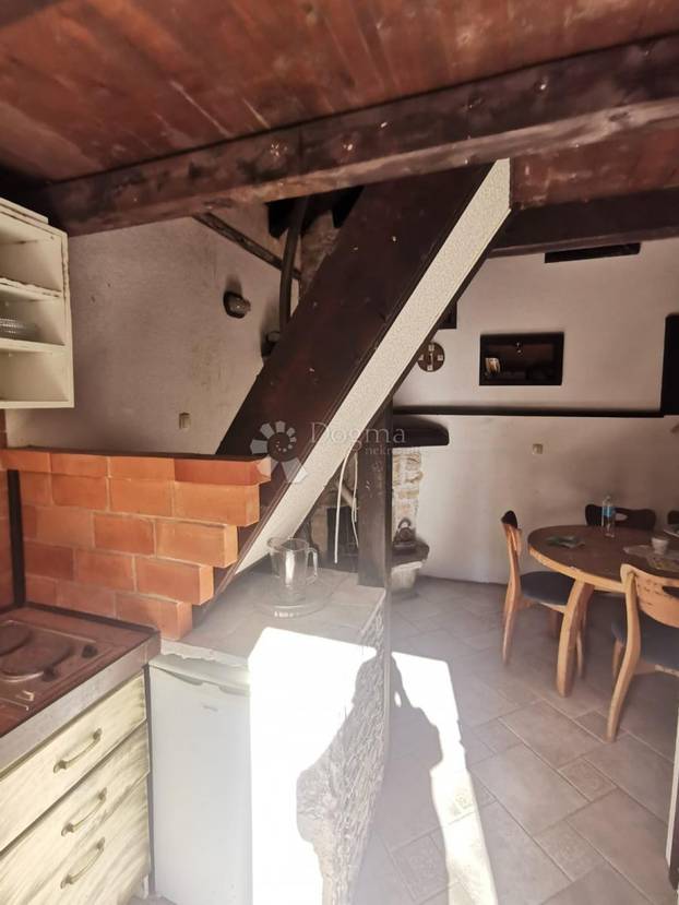 FOTO Pogledajte kućicu od 16m2 koju prodaju u Dalmaciji, ima i mini kuhinju. Cijena iznenadila!